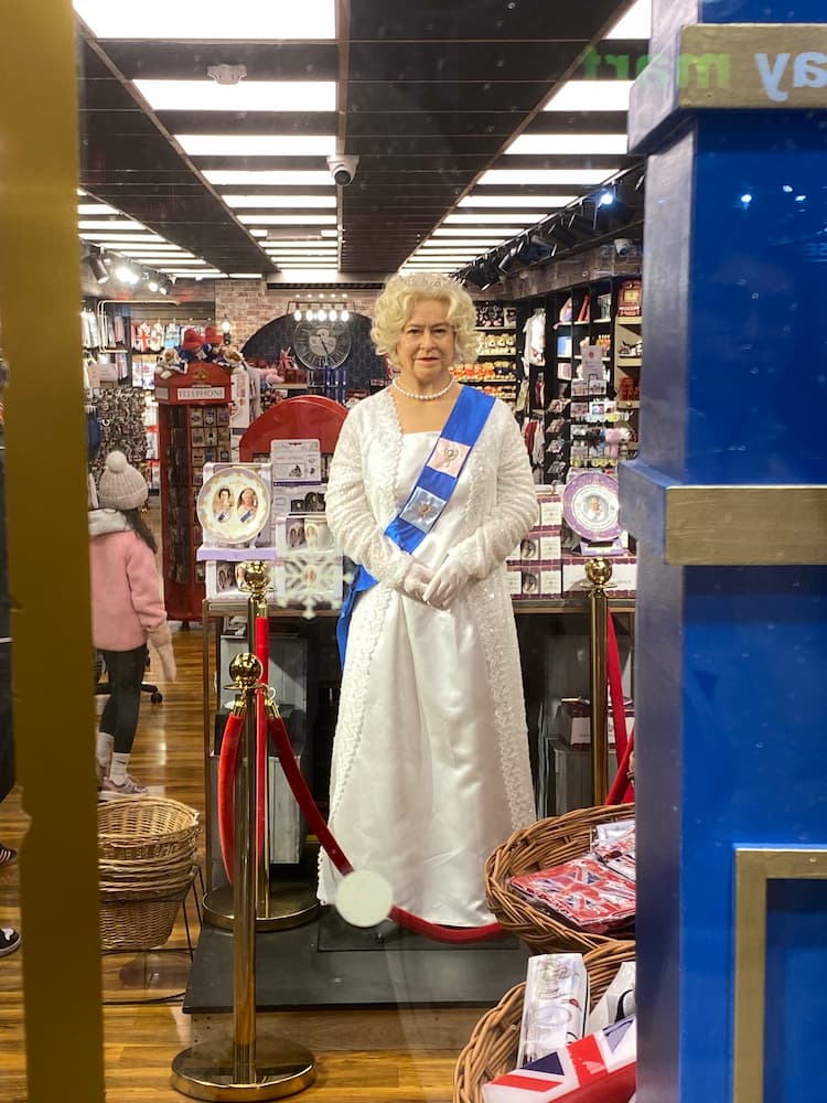 The Queen watching me eating a cinnamon bun, 4 Jan 2025